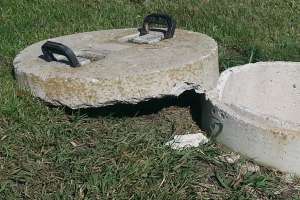 Damaged manhole cover 171208 143219